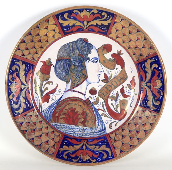 Piatto da parata in maiolica lustrata Gualdo Tadino marcato I.C.A.P. (Ceramica Italiana Angelo Pascucci), con al centro ritratto di dama cinquecentesca "Edda". Anni '20-'30
