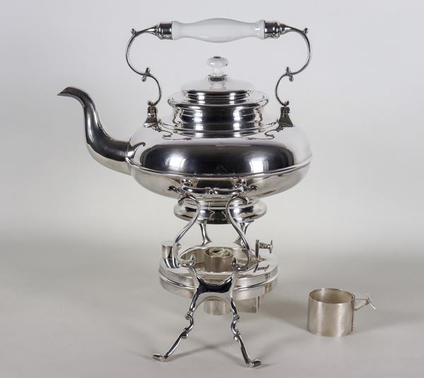 Teiera Liberty con spiritiera in metallo argentato, sbalzato e cesellato