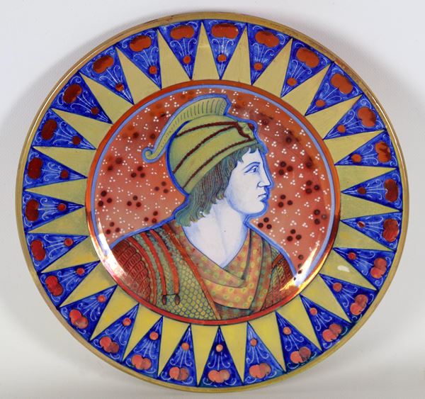 Piatto da parata in maiolica lustrata Gualdo Tadino - Rubboli, al centro "Soldato con elmo"