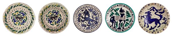 Lotto di cinque piatti da muro in maiolica italiana, con decorazioni smaltate a rilievo a motivi di animali, misure differenti