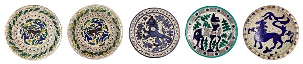Lot of five Italian majolica wall plates, with enamelled relief decorations with animal motifs, different sizes