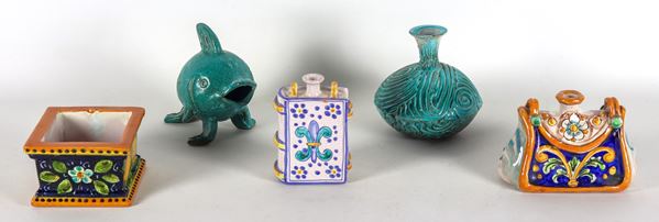 Lotto in maiolica italiana policroma di due scaldini, un vasetto quadrato, un vasetto verde e una brocchetta a forma di pesce, varie decorazioni e forme (5 pz)