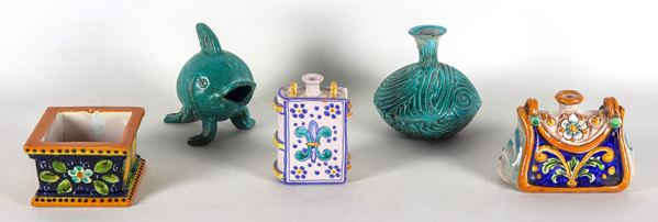 Lot in polychrome Italian majolica of two warmers, a square jar, a green jar and a fish-shaped jug, various decorations and shapes (5 pcs)