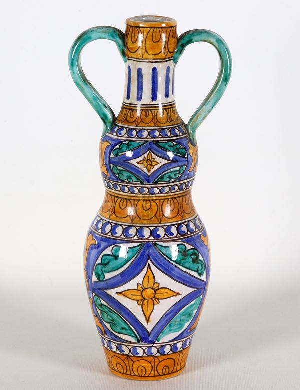Bottiglia con manici in maiolica siciliana, interamente decorata a motivi geometrici e floreali, marcata Carlino-Sciacca
