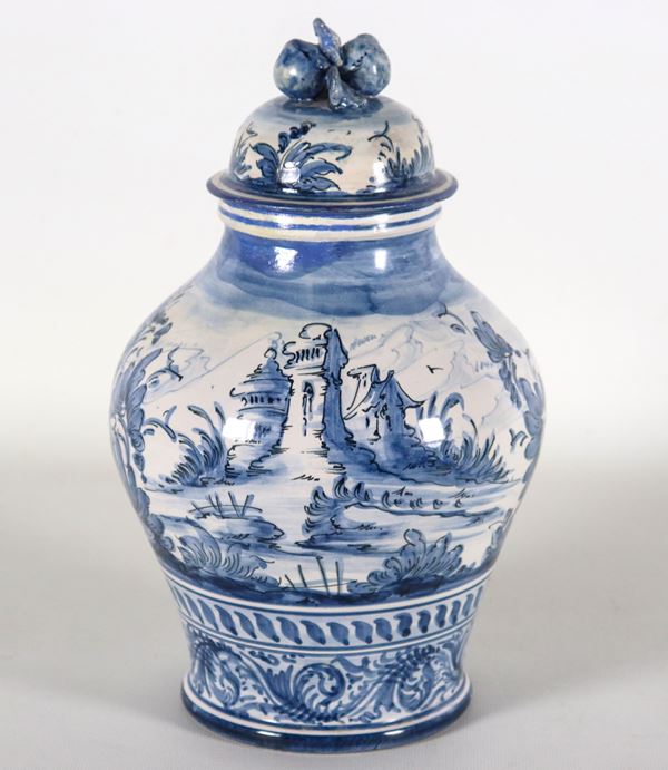 Anfora con coperchio in maiolica italiana lustrata, interamente decorata in blu con paesaggi