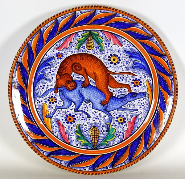 Grande piatto da parata in maiolica lustrata Deruta, interamente decorato con scena di leonessa che caccia il daino, marcato F.D.
