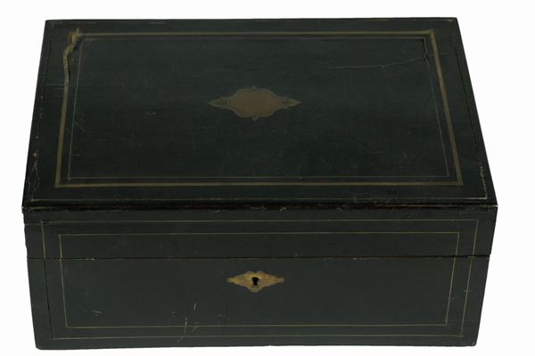 Scatola in legno laccato nero con filettature in metallo dorato 