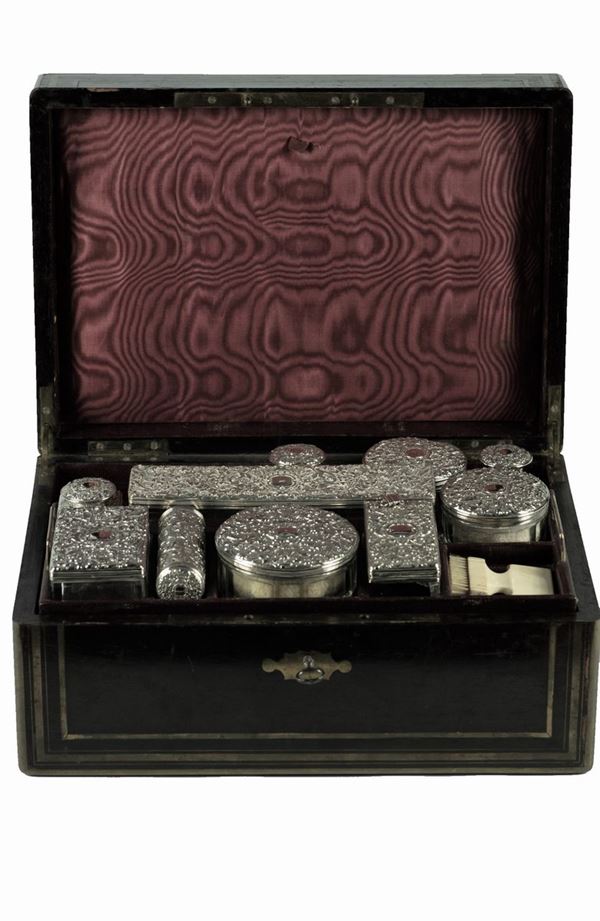 French travel toiletry necessaire