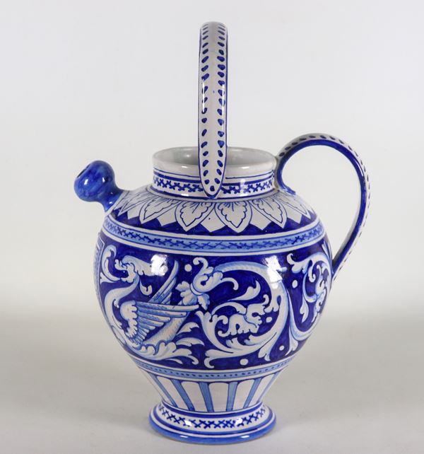 Brocca in maiolica lustrata Gualdo Tadino - Alberto Rubboli (1888 - 1975), interamente decorata su fondo blu a motivi di stemma gentilizio e draghi 