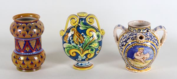 Lotto di una brocchetta, un albarello e un'anforetta in maiolica Gualdo Tadino e Caltagirone, vari decori e misure