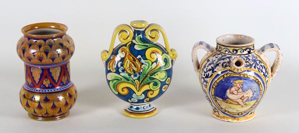 Lot of a jug, an albarello and an amphora in Gualdo Tadino and Caltagirone majolica, various decorations and sizes