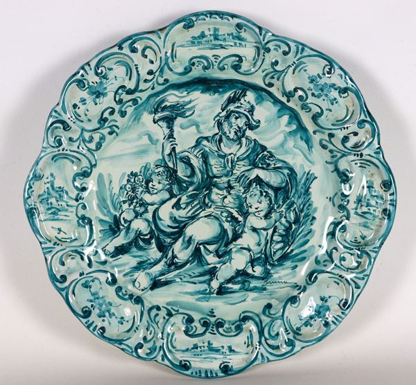 Piatto da muro in maiolica lustrata di Albisola, al centro scena mitologica e paesaggi sul bordo