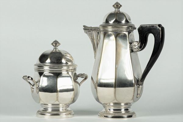 Lot in silvered and embossed metal