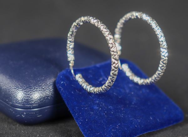 Pair of hoop earrings in 18K white gold with facet work, gr. 3, diameter 3 cm