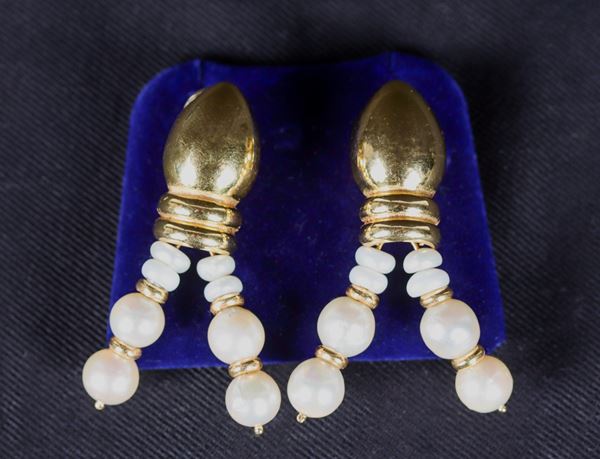 Coppia di orecchini a pendente in oro giallo 18K con serie di perle, gr. 14 circa, lunghezza cm 5