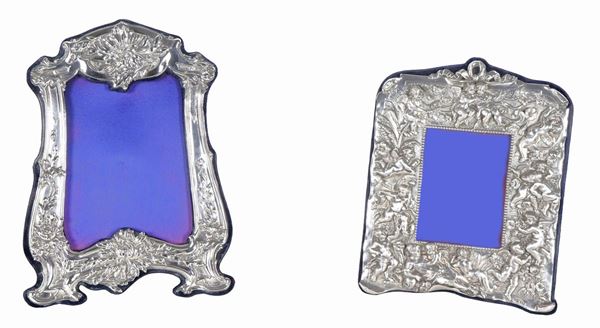 Lot of two ancient English George V portrait frames, in chiselled silver and embossed in relief with motifs of allegories of cherubs and floral scrolls, different shapes and sizes. Dublin stamps 1933 - 1934