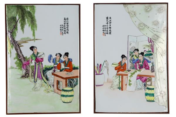 Coppia di placche cinesi in porcellana smaltata, con decorazioni in smalti a rilievo a motivi di scene di vita orientale, cornicette in noce