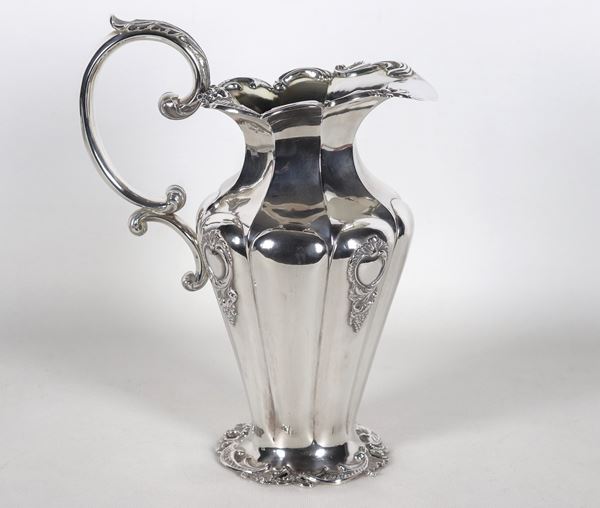 Large Russian carafe in chiselled and embossed silver with floral scrolls and medallions in relief. Stamps Mosca 1841, gr. 1210