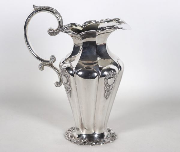 Grande caraffa russa in argento cesellato e sbalzato a volute floreali e medaglioni a rilievo. Bolli Mosca 1841, gr. 1210