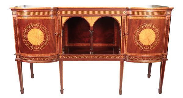 Antique English Sheraton servant in light mahogany and satinwood, with geometric thread inlays and fan-shaped medallions. The central part with shelf and turned columns joined by arches, with two rounded doors on the sides, four legs in the shape of an inverted pyramid