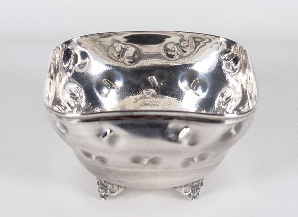 Square bowl in chiselled and embossed silver, supported by four shell-shaped feet, gr. 200