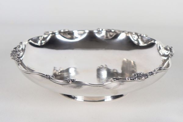 Small round silver bowl with curved, embossed and chiselled edge, gr. 250