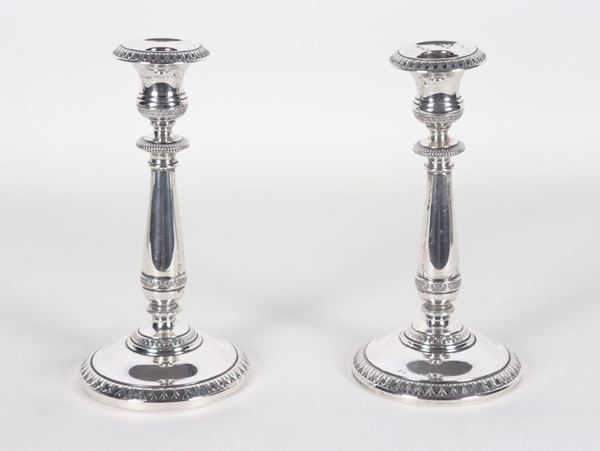 Pair of candlesticks in chiseled and embossed silver with Empire motifs, gr. 230