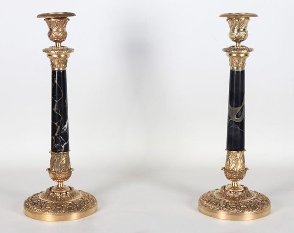 Pair of antique French Napoleon III candlesticks (1852-1870), in gilded bronze, embossed and chiselled with Portoro marble shaft