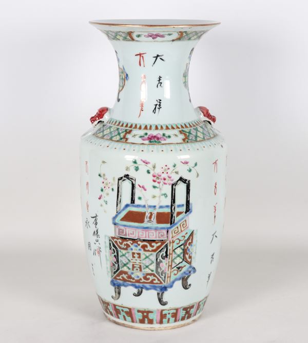 Ancient Chinese trumpet vase in white porcelain, entirely decorated with polychrome enamels in relief with oriental motifs