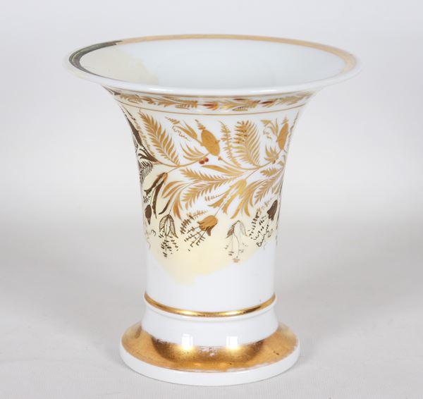Antique small French vase in Old Paris white porcelain, with pure gold decorations of garlands of leaves and flowers, old restoration