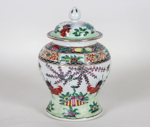 Piccola potiche cinese in porcellana bianca con decorazioni a rilievo in smalti policromi a motivi floreali e uccelli