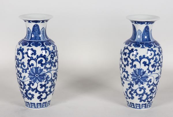 Coppia di vasetti in porcellana bianca con decorazioni in blu a volute floreali