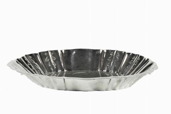 Oval fruit bowl in silver metal