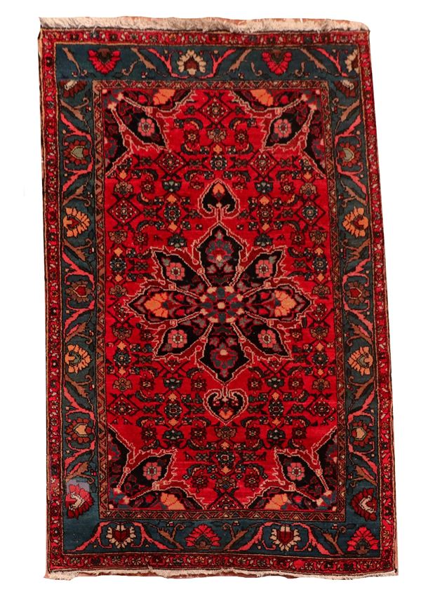 Tappeto persiano Shirvan a disegni floreali intrecciati su fondo rosso con bordura blu, M 2,03 X 1,33