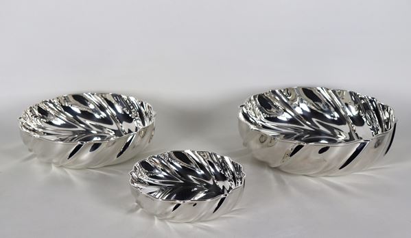 Silver lot of three round centerpieces, chiseled and torchon embossed, different sizes, gr. 1245