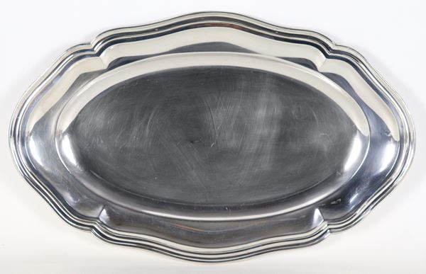 Grande piatto da portata ovale in argento, con bordo centinato e sbalzato, gr. 940