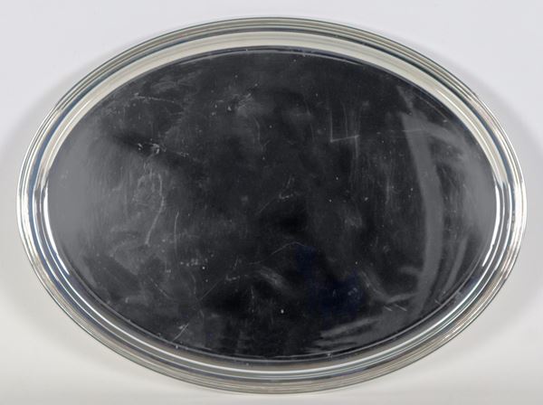 Vassoio ovale in argento liscio con bordo cesellato, gr. 670