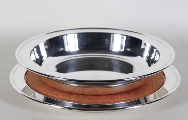 Round rice cooker in silver metal with wooden underplate with silver metal edge
