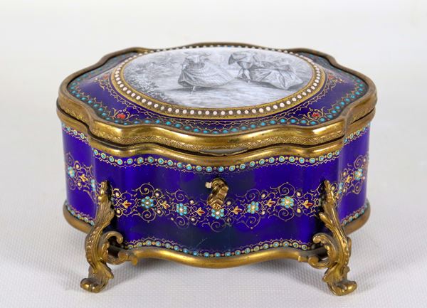 Antique French oval-shaped cambered box in cobalt blue enamel with floral garlands, medallion painted with "Galant scene" on the lid, gilded and chiseled bronze seals and feet. Break on the front