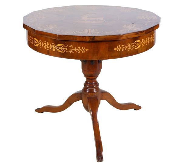 Round shaped coffee table in walnut, entirely inlaid with Charles