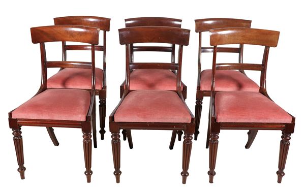 Lotto di sei antiche sedie inglesi vittoriane in mogano massello, con schienali a cabriolet e gambe baccellate, copertura in velluto rosa antico, qualche difetto