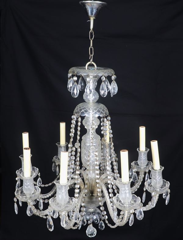 Crystal chandelier with prisms and beaded chandeliers, 8 lights. One arm has a defect