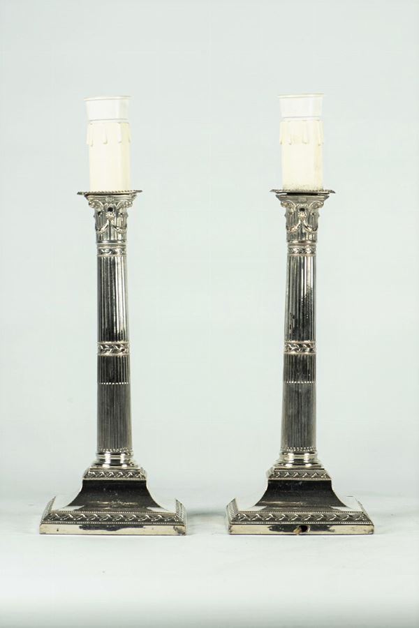 Coppia di candelieri Regina Vittoria in metallo argentato