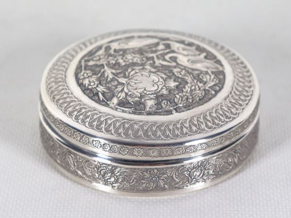 Piccola scatola tonda in argento orientale, interamente cesellata e sbalzata a motivi di aironi e intrecci floreali, gr. 130