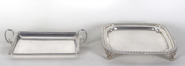 Lot in chiselled and embossed silver, of a rectangular saucer with handles marked Serra-Roma and a square saucer supported by four curved feet marked Petochi-Roma, gr. 390