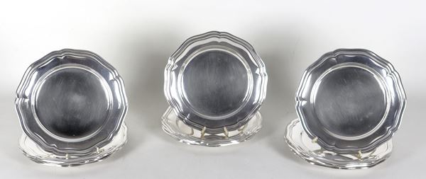 Lotto di dodici piatti piccoli in argento con bordi centinati e sbalzati, gr. 2700
