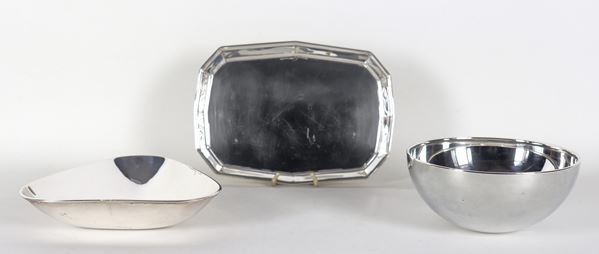 Lotto in argento cesellato di una ciotola tonda, una triangolare e un vassoietto sagomato (3 pz), gr. 710