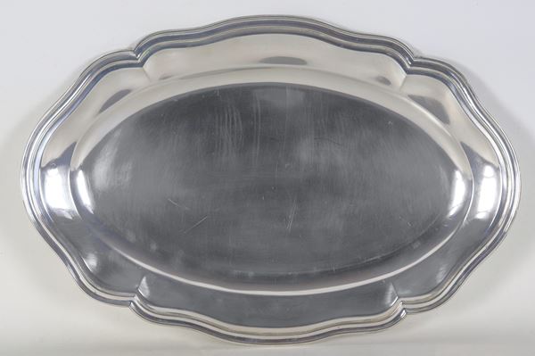 Grande piatto ovale da portata in argento con bordo sagomato e sbalzato, gr. 1330