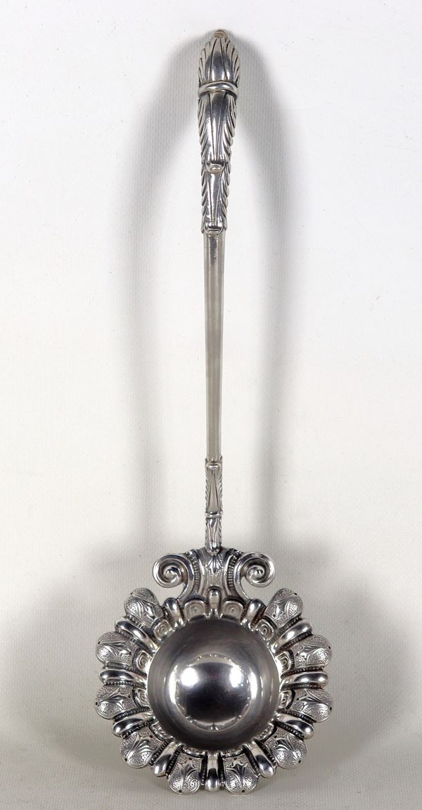 Mestolo in argento sbalzato e cesellato a motivi di foglie e gigli con manico ricurvo, gr. 300