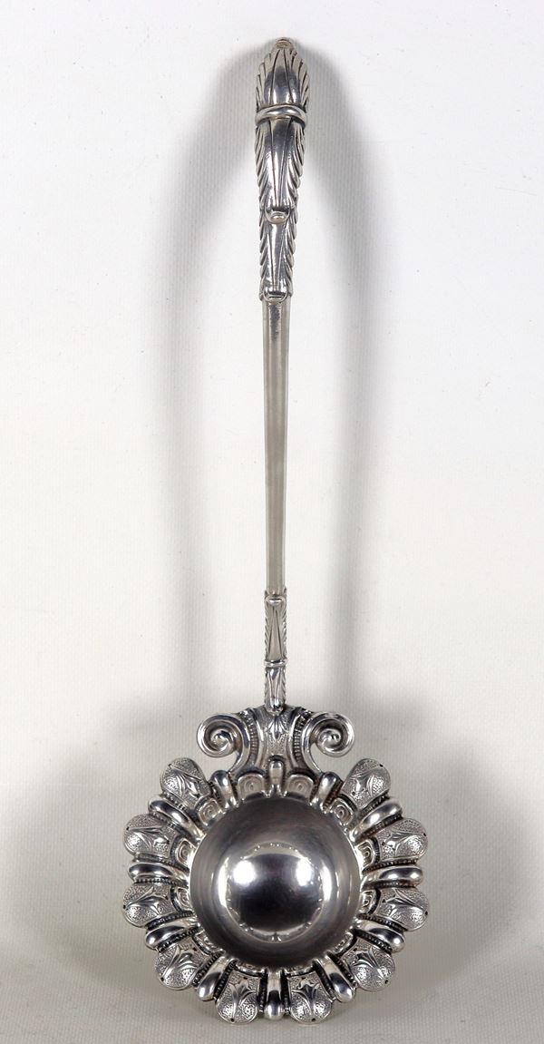 Embossed and chiseled silver ladle with leaf and lily motifs with curved handle, gr. 300